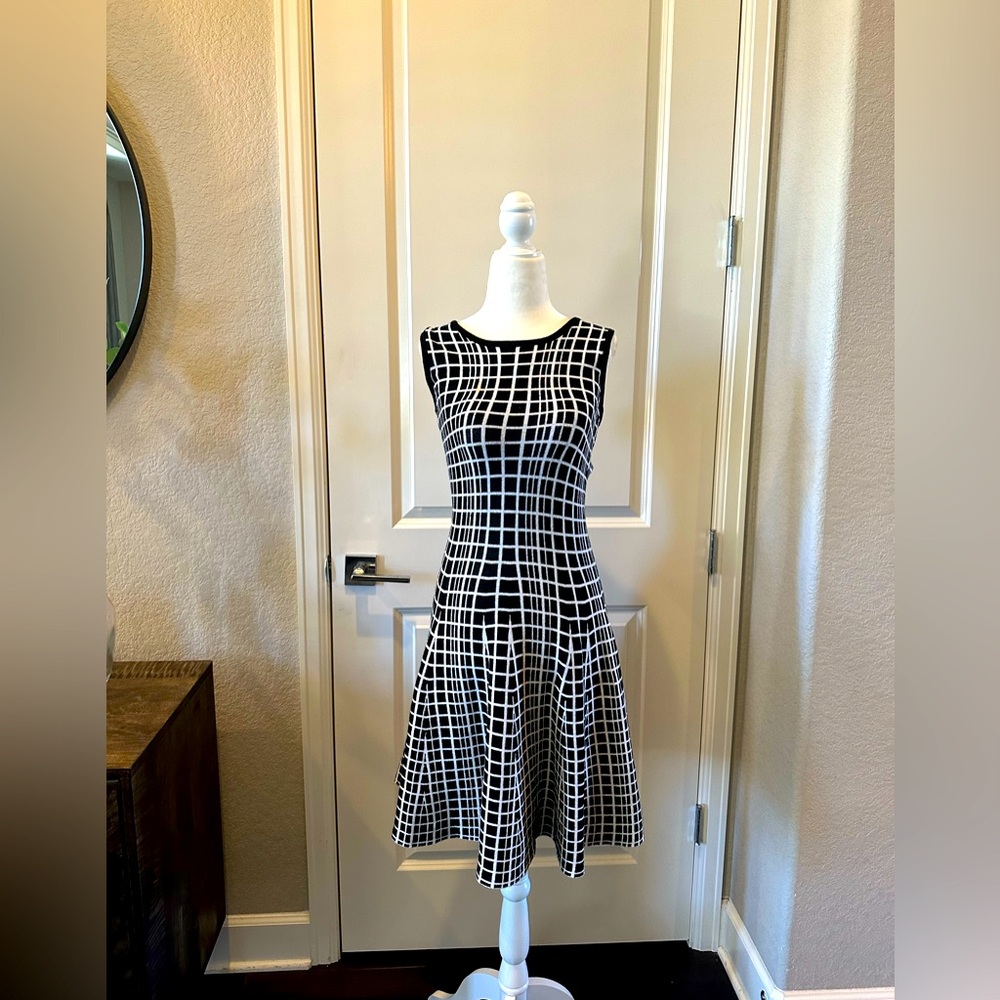 Cute stretchy The Limited dress -78% rayon, 22% polyester.